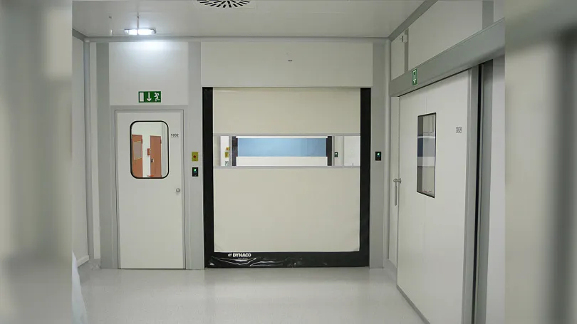 Белые ворота D-311 Cleanroom в коридоре чистого помещения