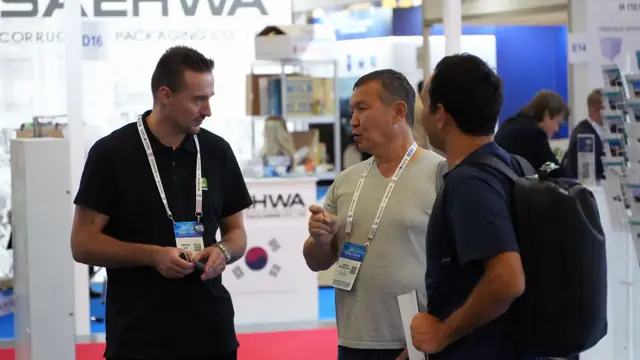 Специалист Dynaco консультирует посетителей выставки